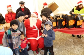 Ο Άγιος Βασίλης μοίρασε δώρα στα προσφυγόπουλα του Κουτσόχερου (ΕΙΚΟΝΕΣ)